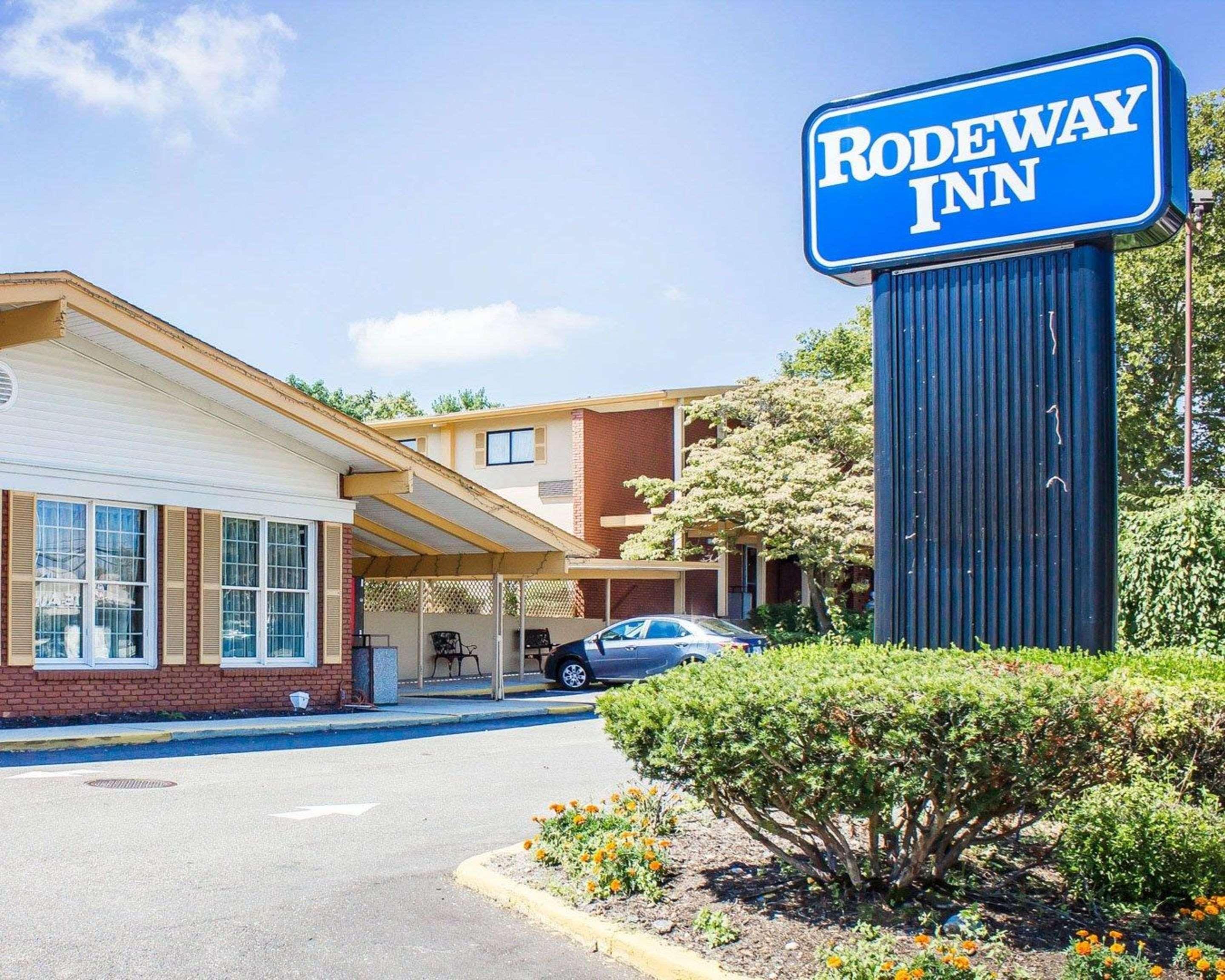 Days Inn by Wyndham Woodbury Long Island, Woodbury - Compare Deals