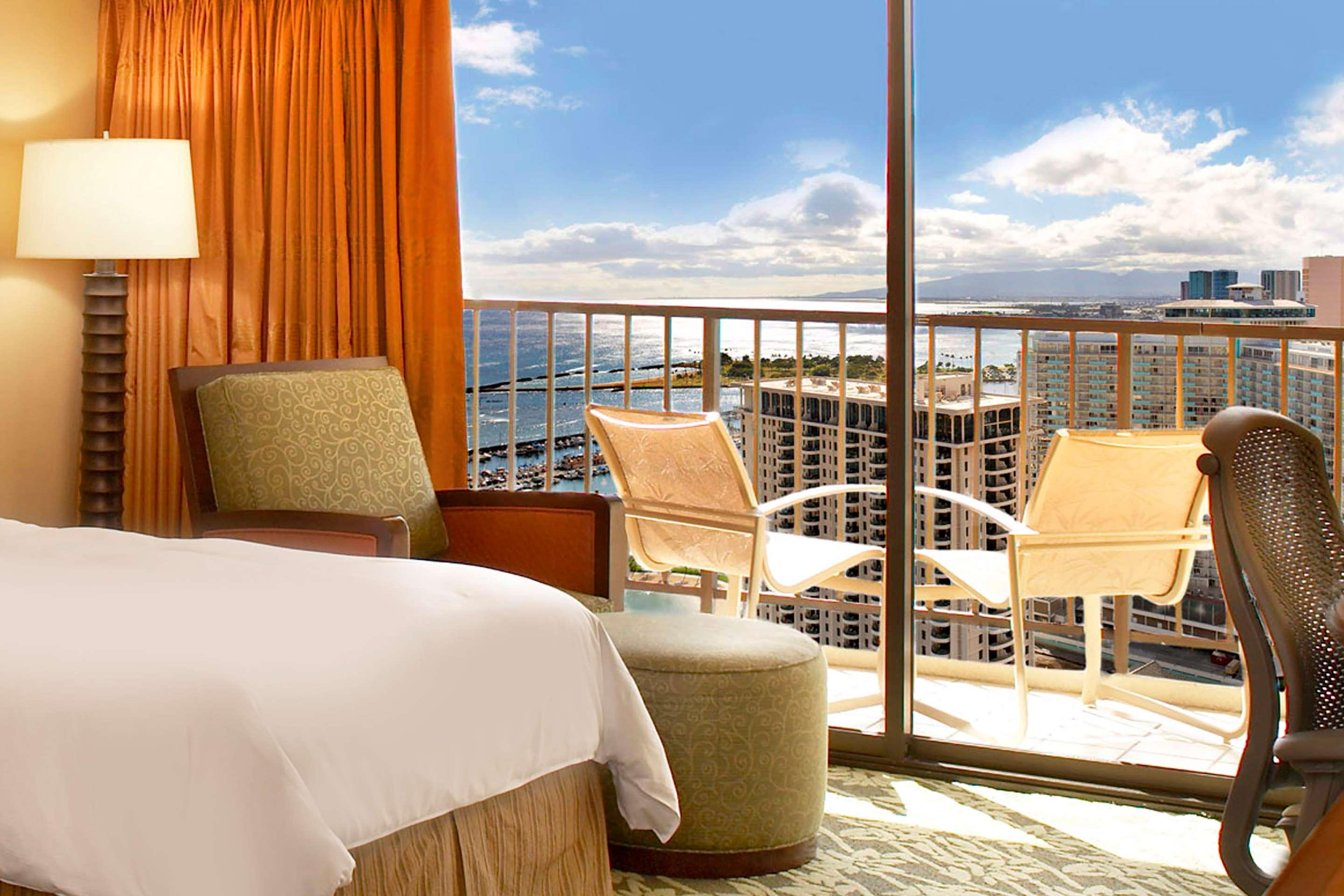 Review: Hilton Hawaiian Village Full Resort and Rainbow Tower Room Tour