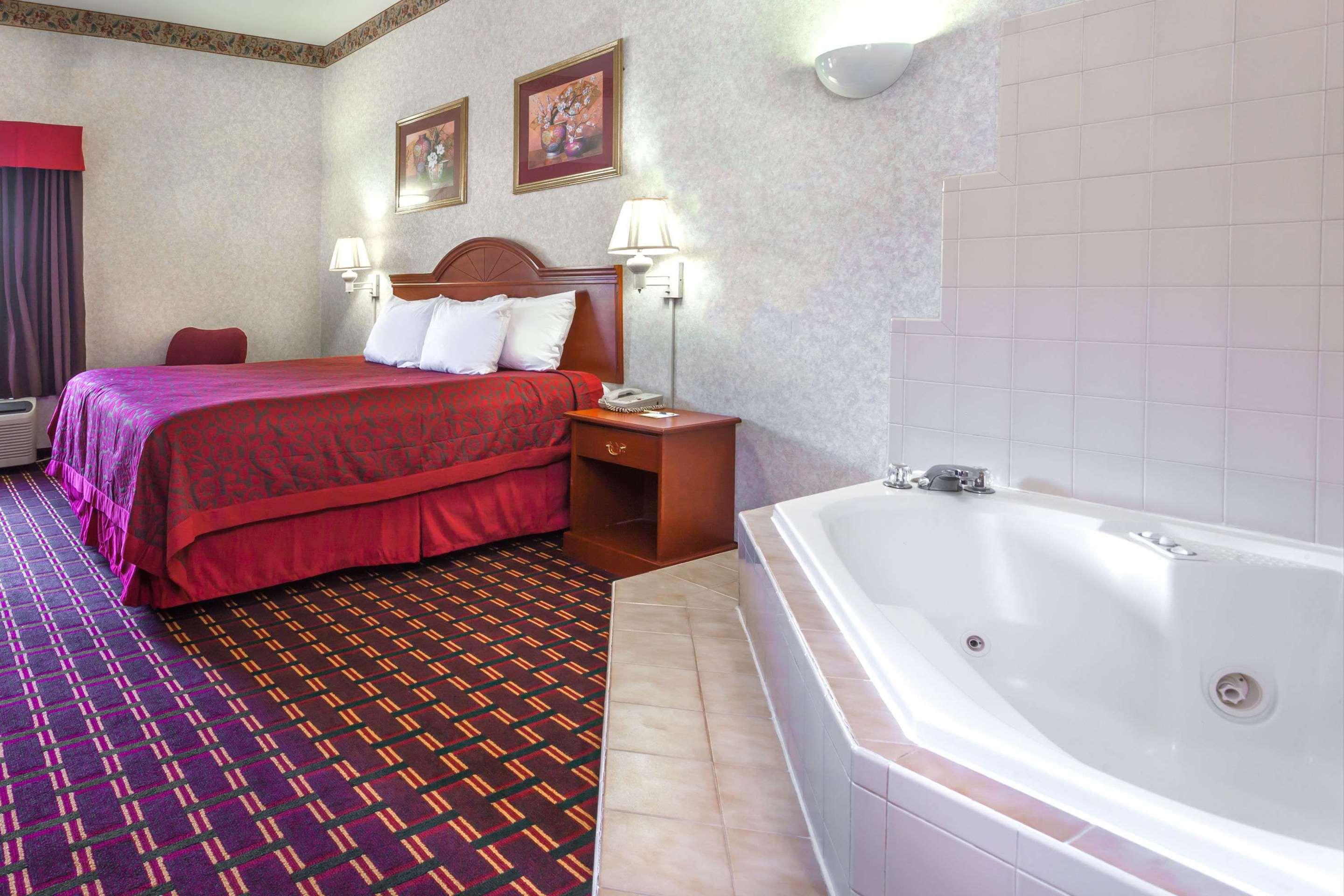 hotels in manassas va with jacuzzi