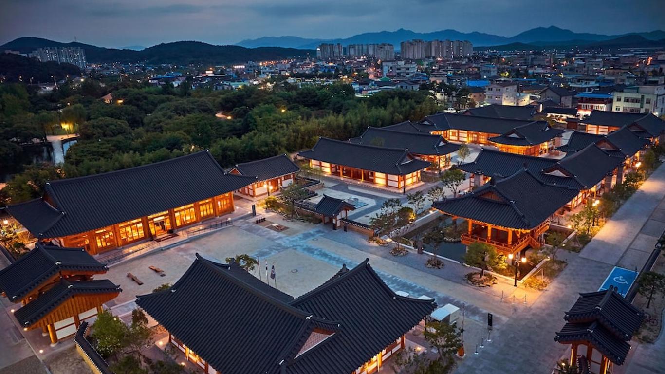 Hanok Stay Namwonyechon by Kensington