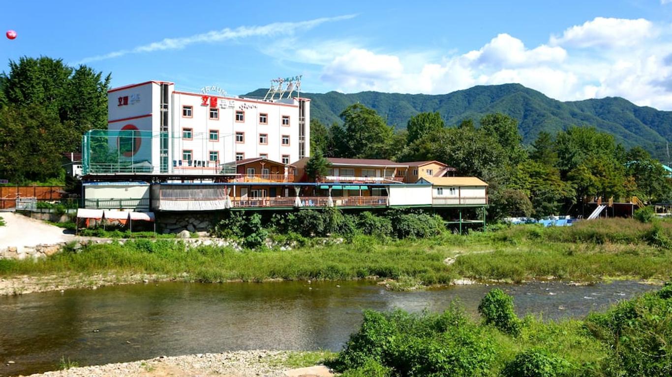 Traum Hotel & Condo