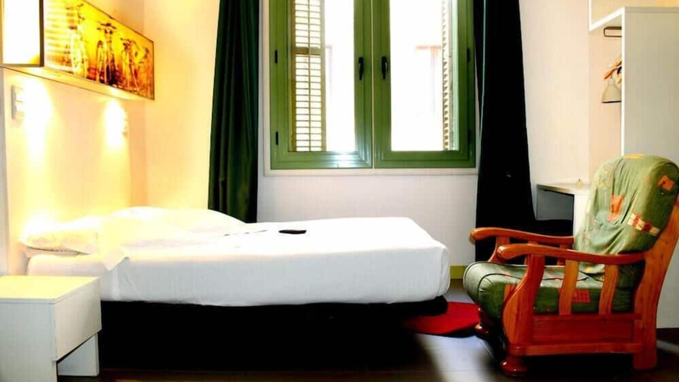 Hostal Raval Rooms