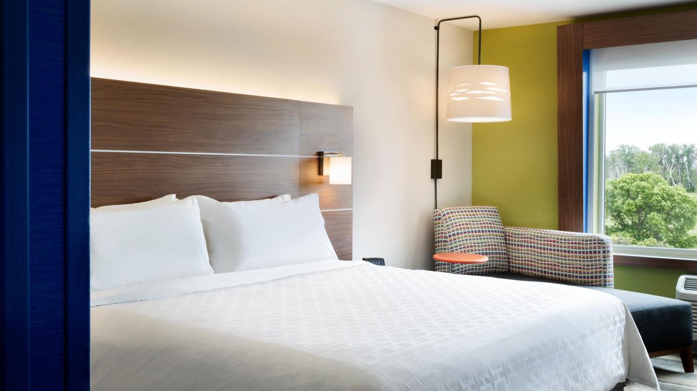 Holiday Inn Express & Suites Macon North