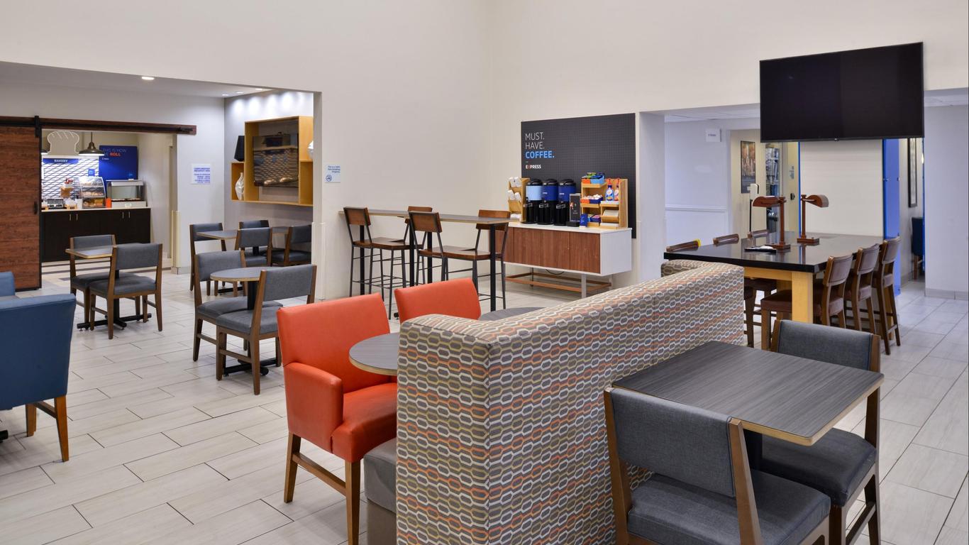 Holiday Inn Express Farmington - Bloomfield, An IHG Hotel