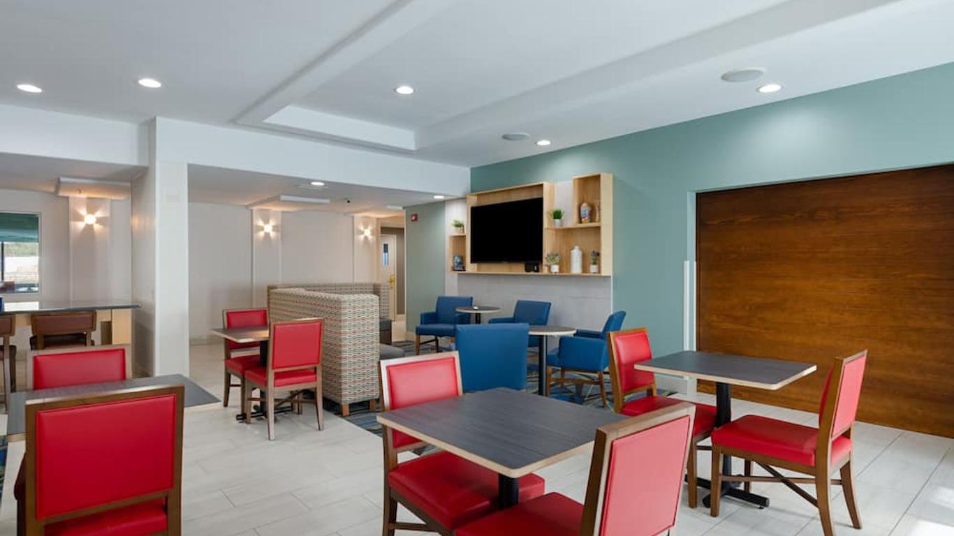 Holiday Inn Express Hotel & Suites Weston, An IHG Hotel