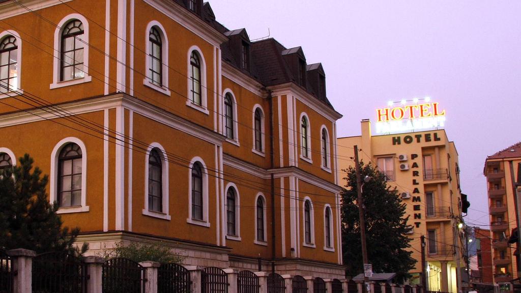 hotel parlament pristina