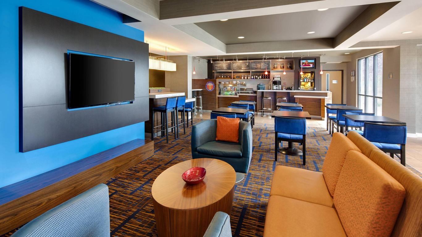 Courtyard by Marriott Grand Rapids Airport