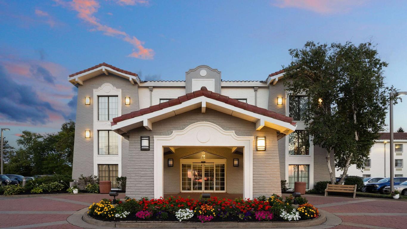 La Quinta Inn by Wyndham Pittsburgh Airport