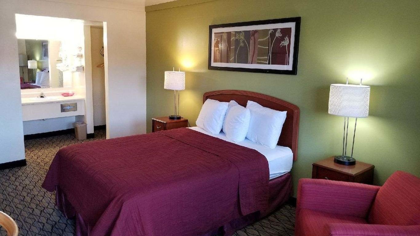 Economy Inn & Suites Cedar Lake