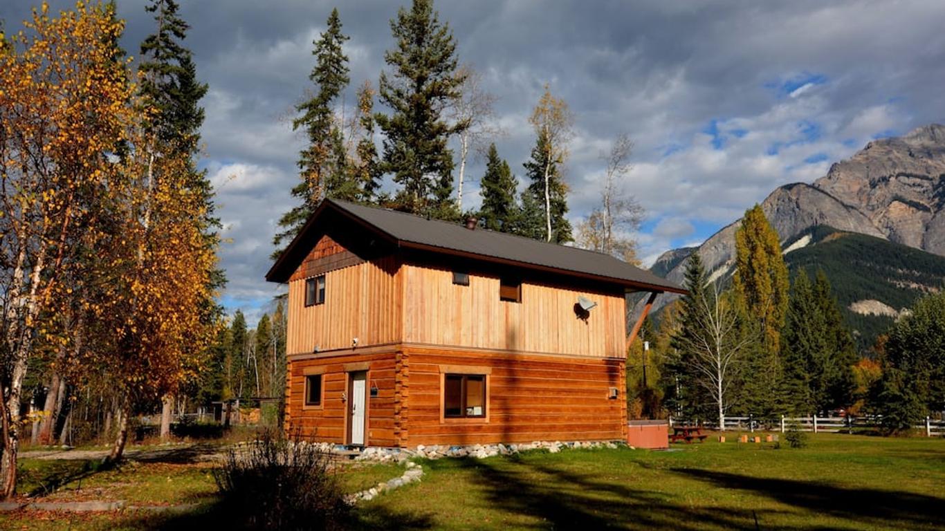 Kicking Horse Kabins - Luxury Loghome With Hot Tub