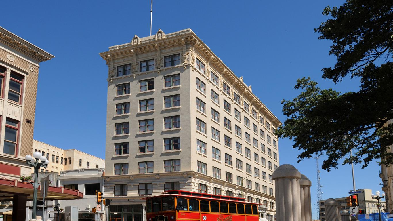 How to get to Rivercenter Mall in San Antonio by Bus?